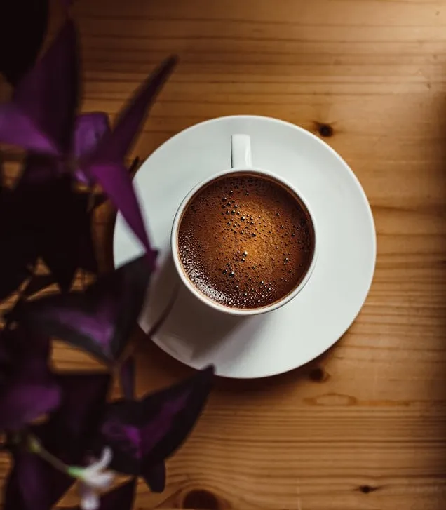 Столи для кав'ярні: Як обрати меблі, що створюють затишок